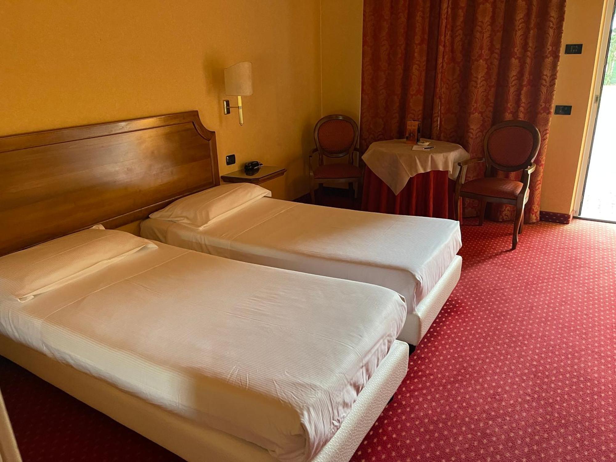 Hotel Don Carlo Broni Esterno foto