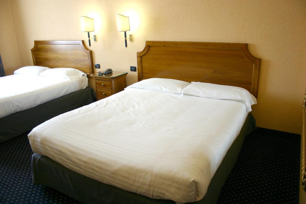 Hotel Don Carlo Broni Esterno foto