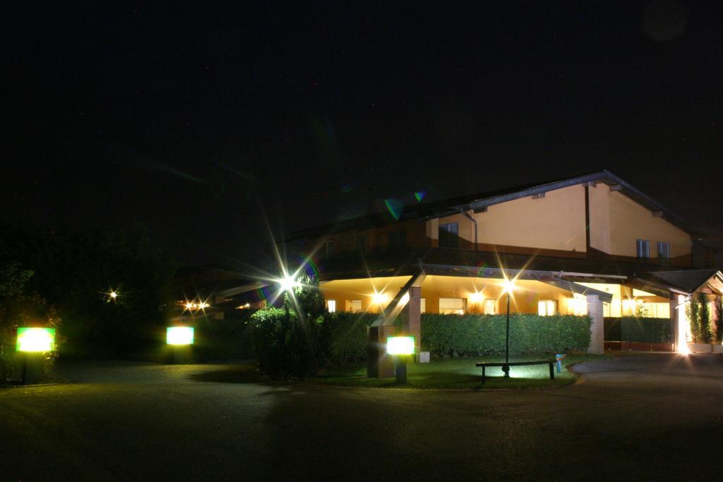 Hotel Don Carlo Broni Esterno foto