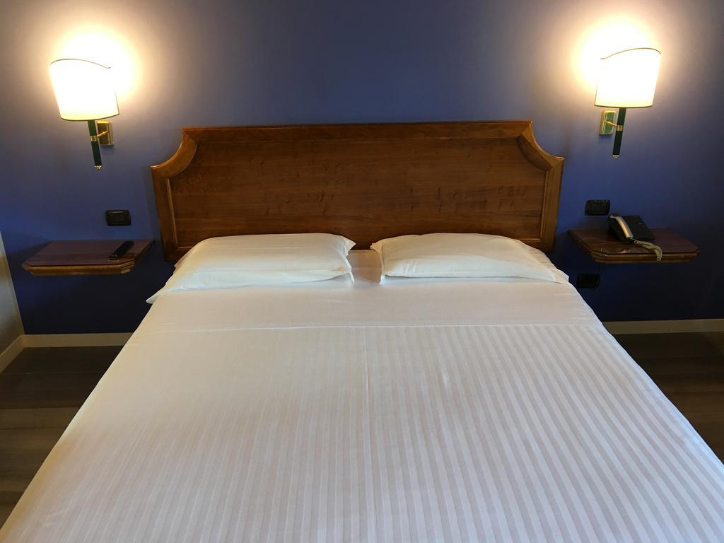 Hotel Don Carlo Broni Esterno foto