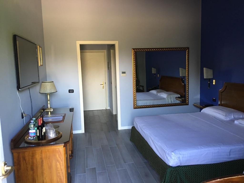 Hotel Don Carlo Broni Esterno foto