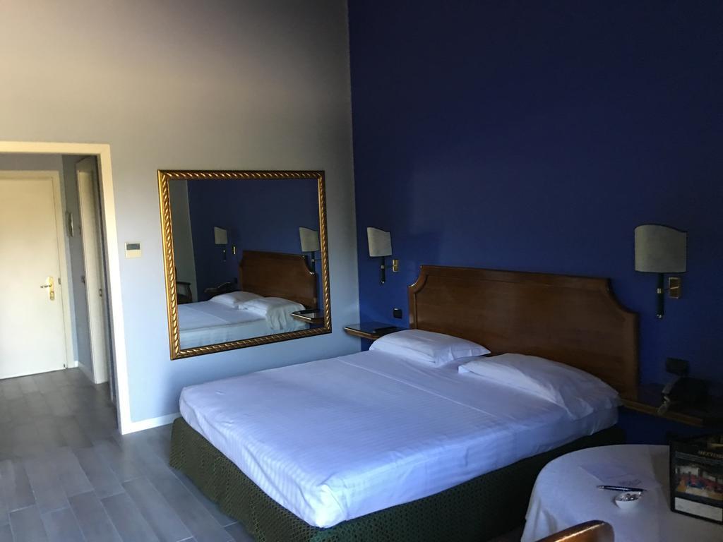 Hotel Don Carlo Broni Esterno foto