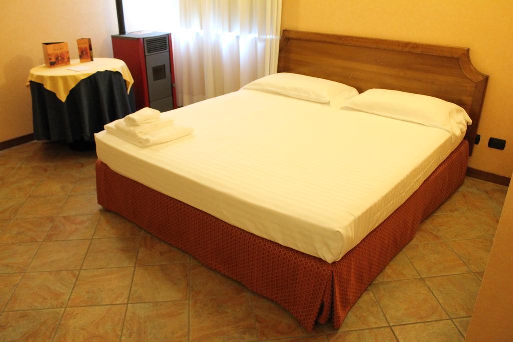 Hotel Don Carlo Broni Esterno foto