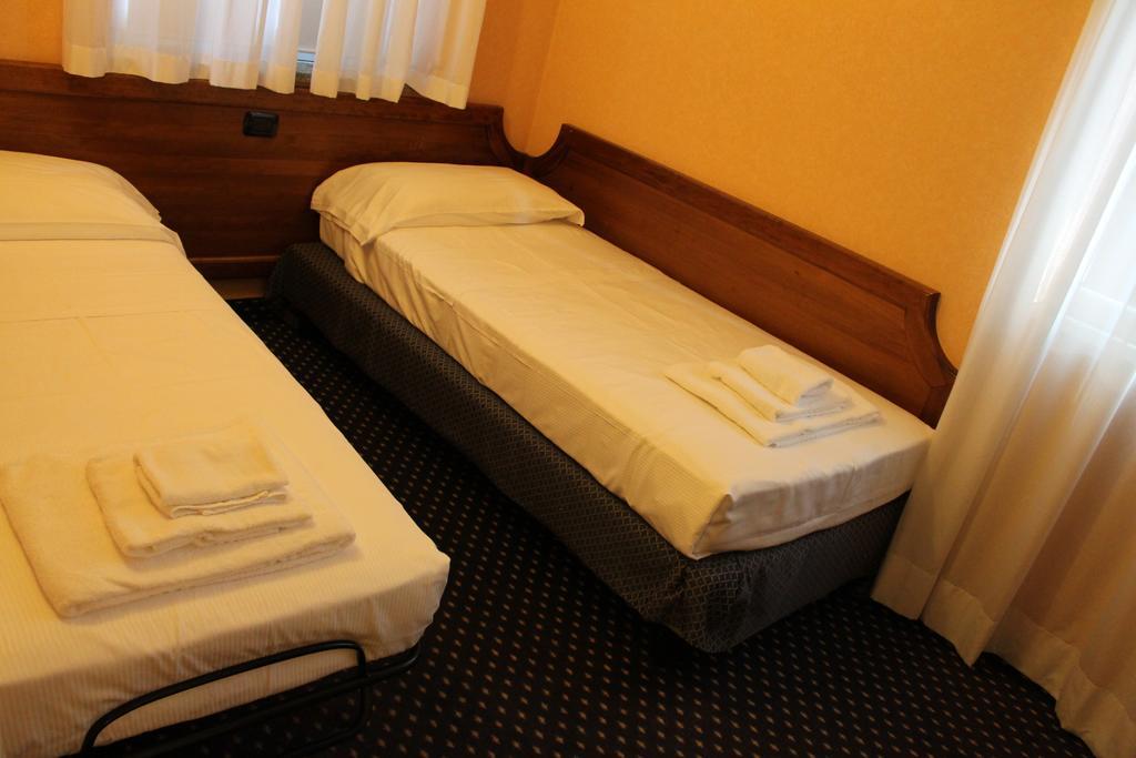 Hotel Don Carlo Broni Esterno foto