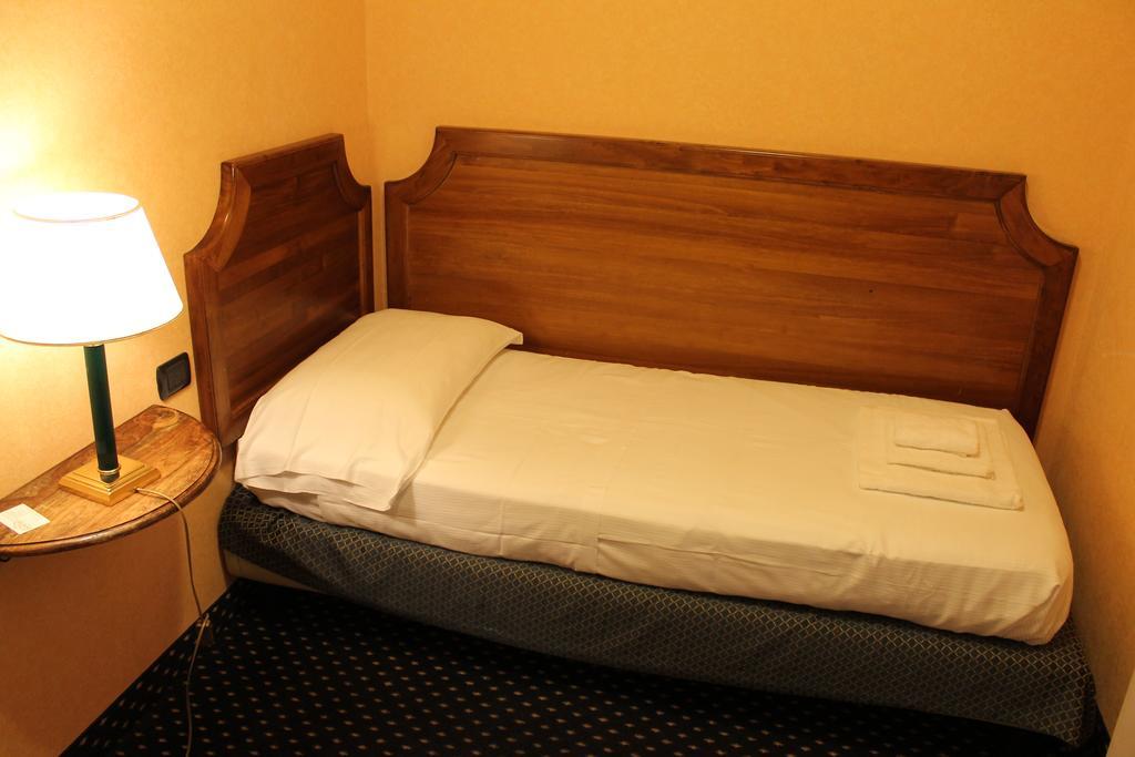 Hotel Don Carlo Broni Esterno foto