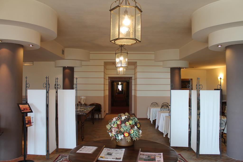 Hotel Don Carlo Broni Esterno foto