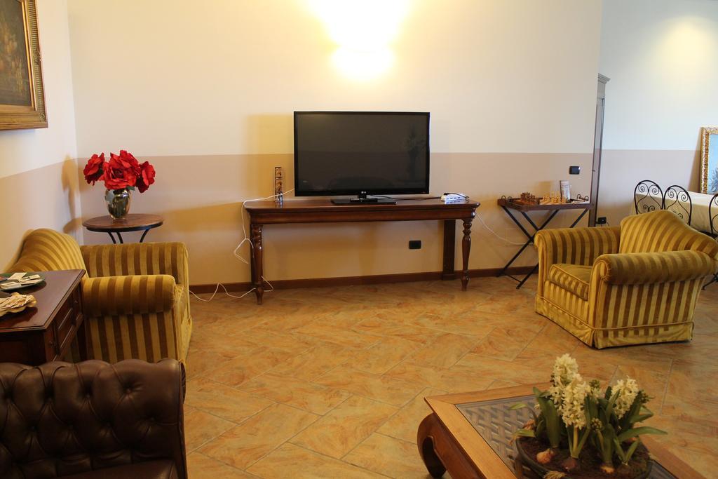 Hotel Don Carlo Broni Esterno foto