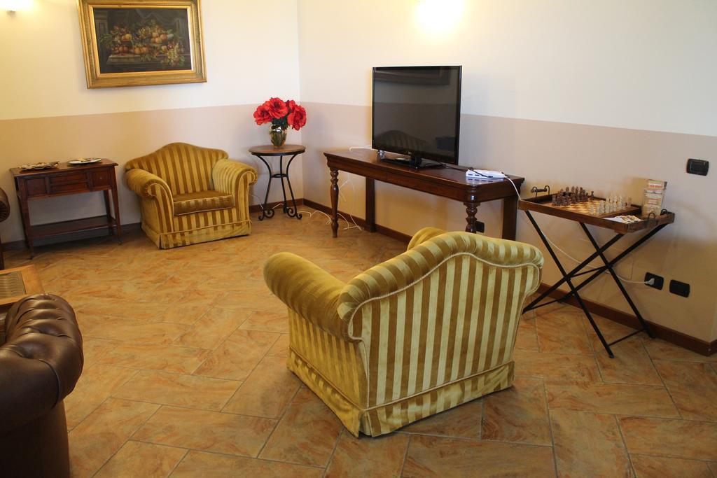 Hotel Don Carlo Broni Esterno foto