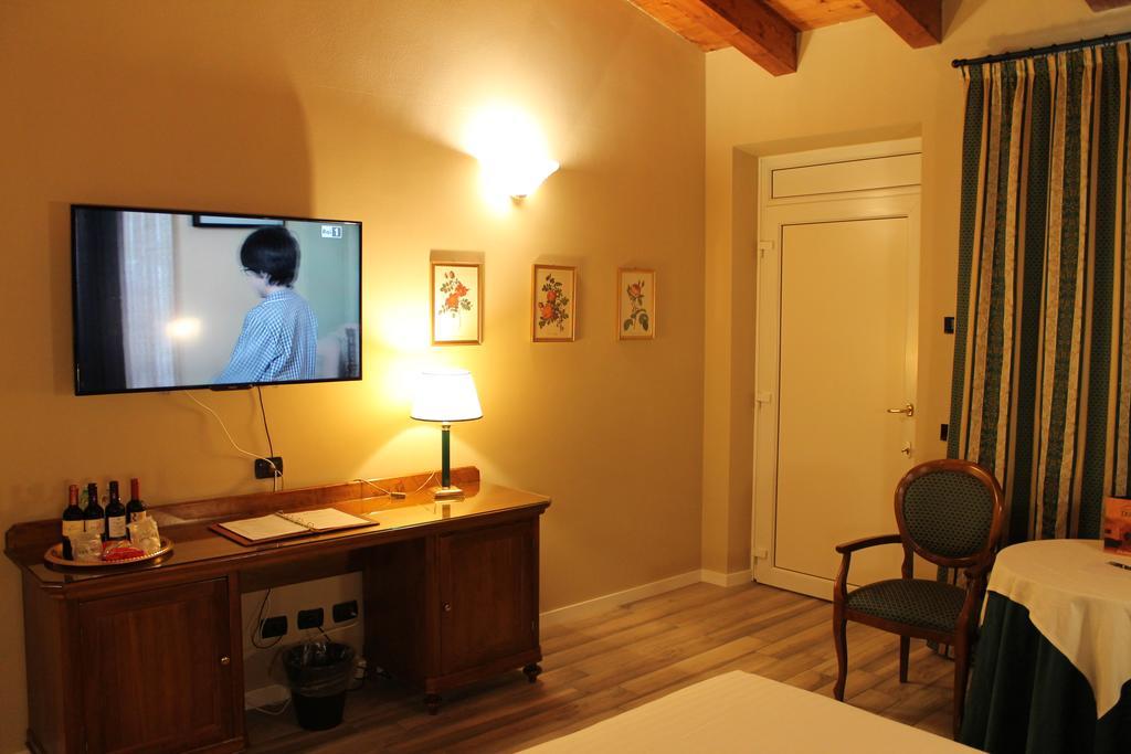 Hotel Don Carlo Broni Esterno foto