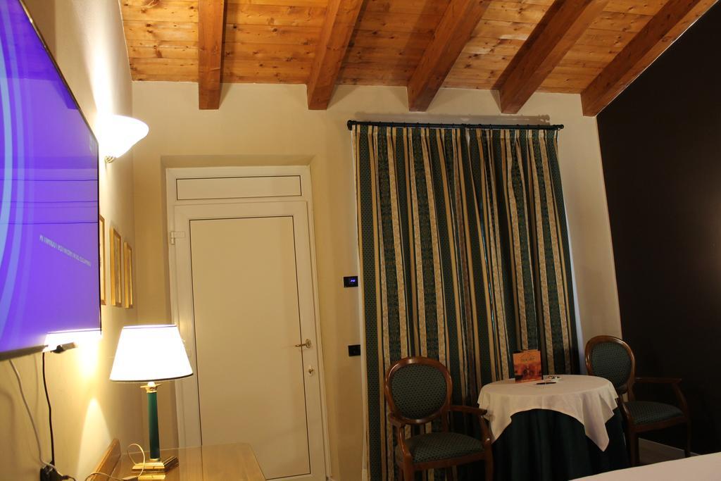 Hotel Don Carlo Broni Esterno foto