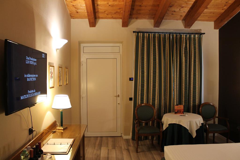 Hotel Don Carlo Broni Esterno foto