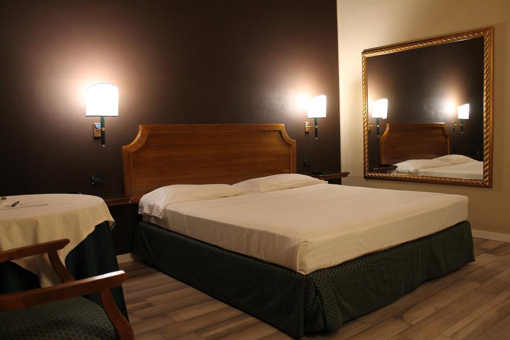 Hotel Don Carlo Broni Esterno foto