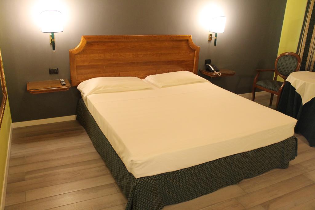 Hotel Don Carlo Broni Esterno foto