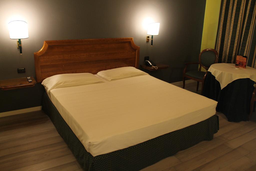 Hotel Don Carlo Broni Esterno foto