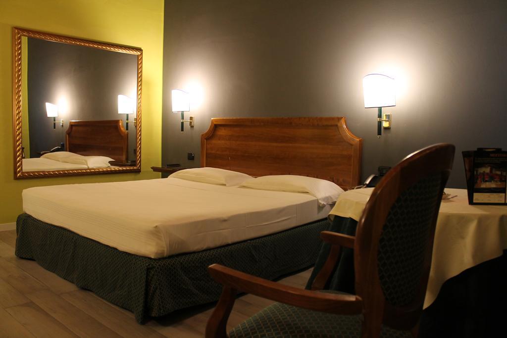 Hotel Don Carlo Broni Esterno foto