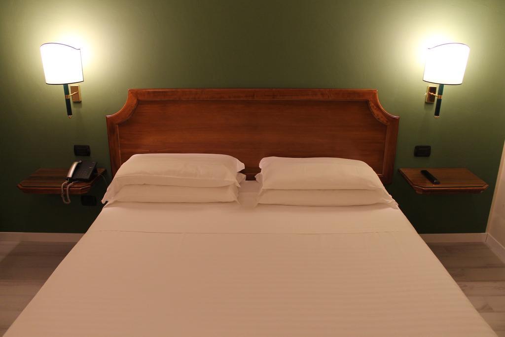 Hotel Don Carlo Broni Esterno foto