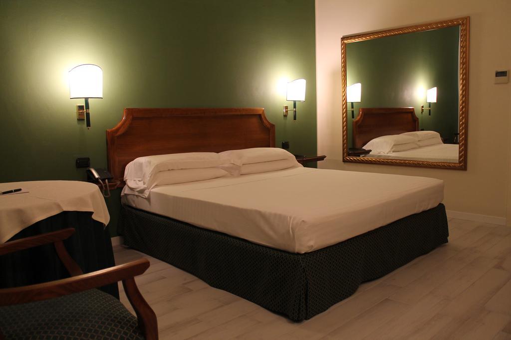 Hotel Don Carlo Broni Esterno foto