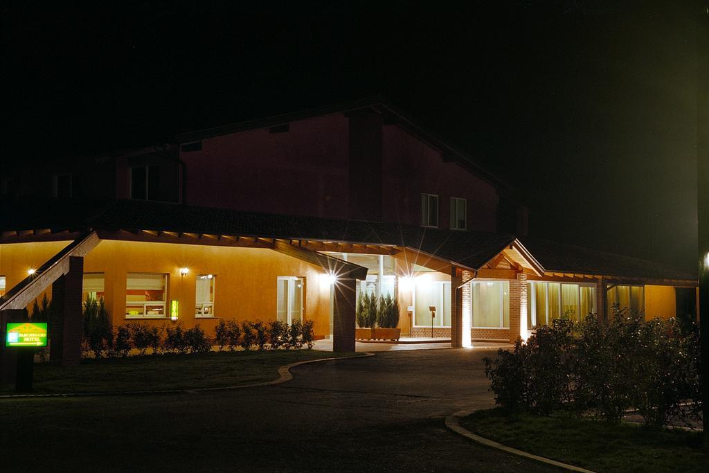 Hotel Don Carlo Broni Esterno foto